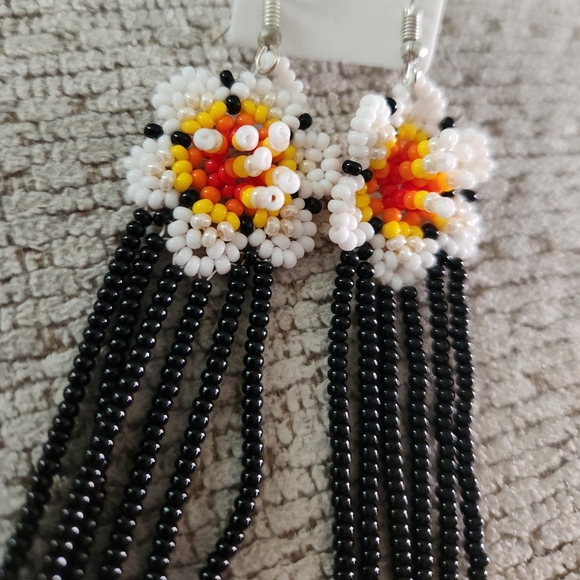 Flower beaded earrings - Picture 3 of 5